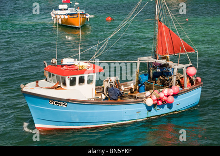 Bateaux dans Hugh Town harbour, St Mary, Îles Scily, UK. Banque D'Images