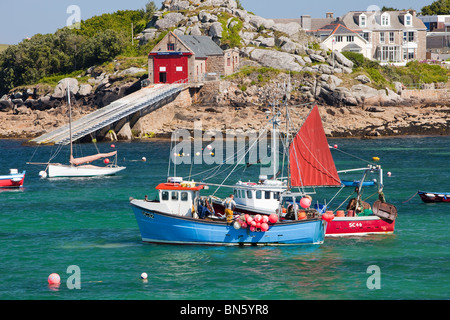 Bateaux dans Hugh Town harbour, St Mary, Îles Scily, UK. Banque D'Images