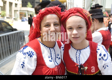 Les immigrants internationaux Parade, NYC : Mère et fille en robe folklorique représentant la communauté portugaise à New York. Banque D'Images