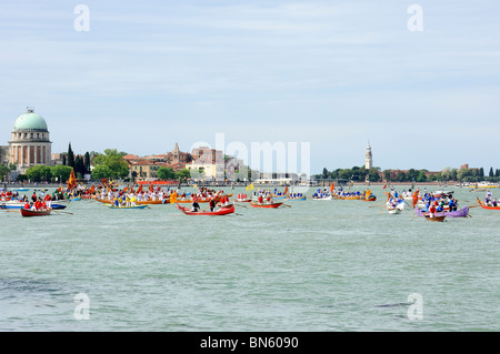 La procession de la régate qui navigue le long Riviera San Maria Elisabetta durant la Festa della Sensa à Venise Banque D'Images