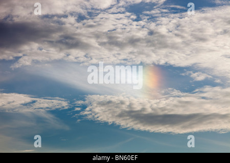 Les chiens Sun ou Parhelion à high level nuages au-dessus de Liverpool, UK, causés par la lumière réfractant au large de cristaux de glace. Banque D'Images