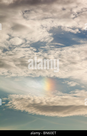 Les chiens Sun ou Parhelion à high level nuages au-dessus de Liverpool, UK, causés par la lumière réfractant au large de cristaux de glace. Banque D'Images