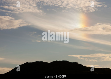 Les chiens Sun ou Parhelion à high level nuages au-dessus de Liverpool, UK, causés par la lumière réfractant au large de cristaux de glace. Banque D'Images