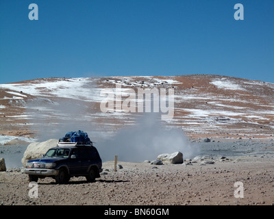 Un 4X4 Toyota Landcruiser jeep traverse le sud du désert de l'altiplano en Bolivie Banque D'Images