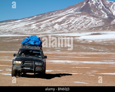 Un 4X4 Toyota Landcruiser jeep traverse le sud du désert de l'altiplano en Bolivie Banque D'Images