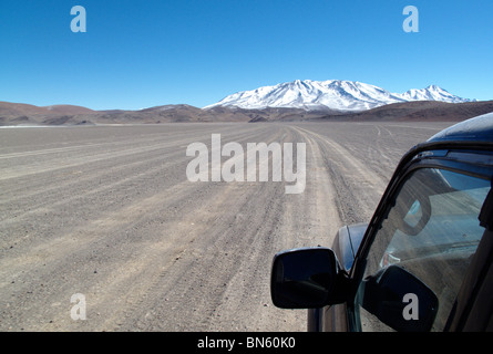 Un 4X4 Toyota Landcruiser jeep traverse le sud du désert de l'altiplano en Bolivie Banque D'Images