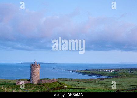 Teintes tôt le matin illuminer le château de Doonagore idyllique, Doolin, Co Clare, Ireland Banque D'Images