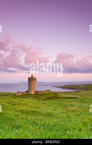 Teintes tôt le matin illuminer le château de Doonagore idyllique, Doolin, Co Clare, Ireland Banque D'Images