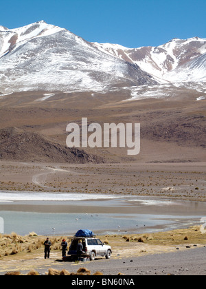 Un 4X4 Toyota Landcruiser jeep traverse le sud du désert de l'altiplano en Bolivie Banque D'Images