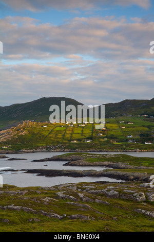 Une vue sur le paysage côtier spectaculaire de la baie de Derrynane, Iveragh, l'Anneau du Kerry, Irlande Banque D'Images