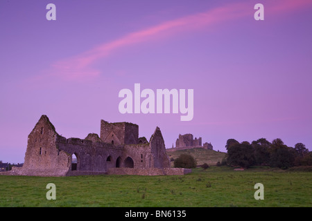 Le crépuscule descend sur Hore Abbey & Le Rock of Cashel, Cashel, Tipperary, le Shannon, Irlande Banque D'Images