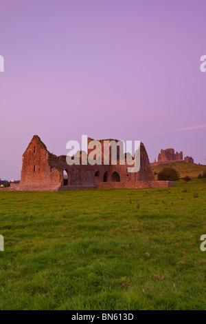 Le crépuscule descend sur Hore Abbey & Le Rock of Cashel, Cashel, Tipperary, le Shannon, Irlande Banque D'Images