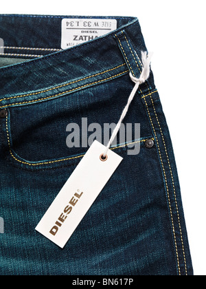 Étiquette sur dark blue jeans Diesel isolé sur fond blanc Banque D'Images
