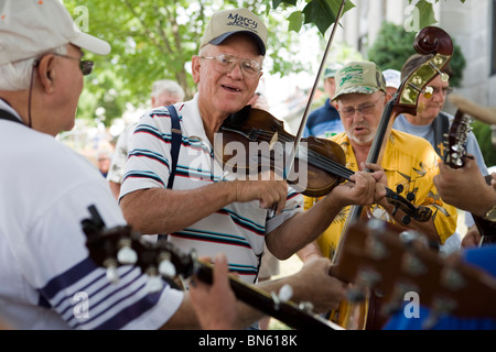 Les musiciens participant au Jamboree Smithville de la musique country et bluegrass organisé chaque année à New York. Banque D'Images