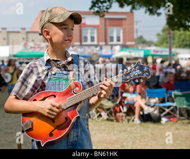 Jeune joueur de mandoline prenant part à l'Smithville Jamboree Mondial de la musique country et bluegrass organisé chaque année à New York. Banque D'Images