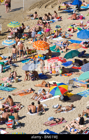 Les touristes du soleil le long de la fameuse Grande Plage, Biarritz, Pyrénées Atlantiques, Aquitaine, France, Europe Banque D'Images