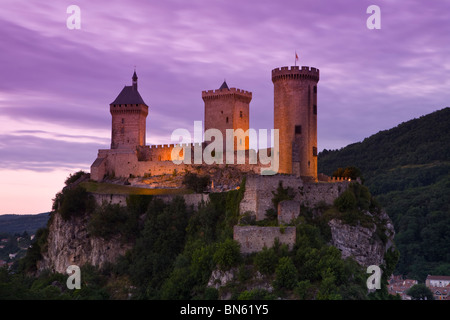 L'imposant château de Foix allumé au crépuscule, Foix, Ariege, pyrenees, France Banque D'Images