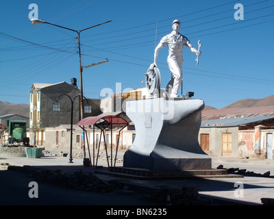 La statue d'un employé des chemins de fer dans une rue d'Uyuni en Bolivie Banque D'Images