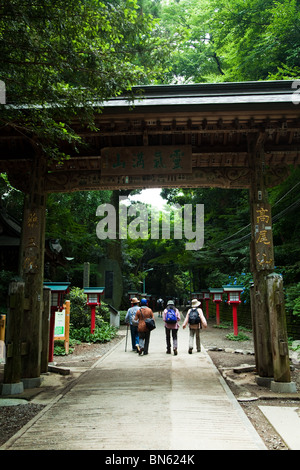 Le Temple Yakuoin, officiellement connu comme Shiomidake Yakuoin Yukiji est situé au sommet du Mont Takao. Banque D'Images