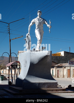 La statue d'un employé des chemins de fer dans une rue d'Uyuni en Bolivie Banque D'Images