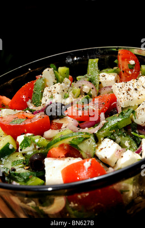 Faites fraîches salade grecque avec des tomates poivrons oignons fromage feta et olives noires Banque D'Images