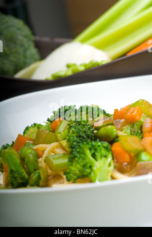 Spaghetti italien des pâtes avec sauce aux légumes maison Banque D'Images