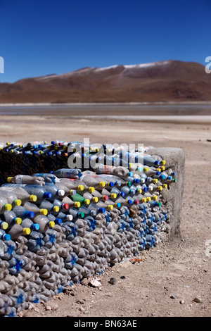 Un mur fait de bouteilles de plastique recyclées dans le sud du désert de l'altiplano en Bolivie Banque D'Images