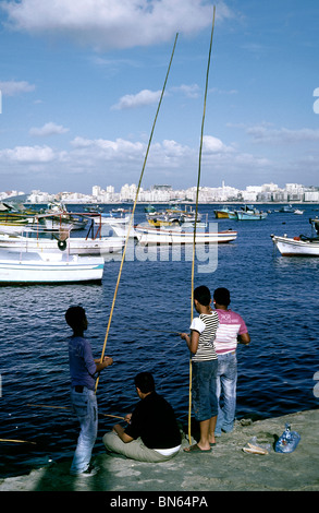 Groupe de garçons de la pêche dans l'Est de l'Alexandria's Harbour. Banque D'Images