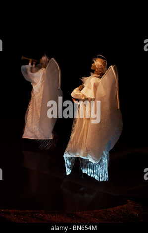 Les anges à la crèche ou crèche dans la Cathédrale Notre Dame de Paris, France Banque D'Images