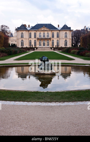 Une vue sur le jardin à la maison au Musée Rodin à Paris. Banque D'Images