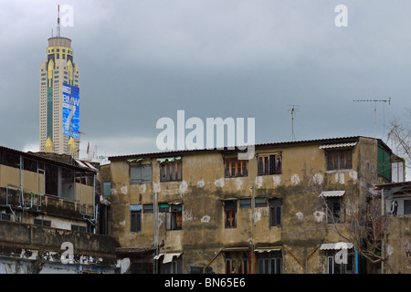 L'hôtel Baiyoke Sky tower avec BMW annonce avec 7 maisons sur l'avant-plan des bidonvilles à Bangkok, Thaïlande Banque D'Images