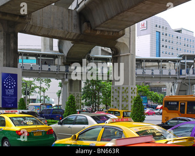 Le trafic routier dans le centre de Bangkok, Thaïlande Banque D'Images