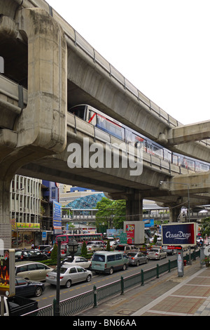 Train du ciel dans le centre de Bangkok, Thaïlande Banque D'Images