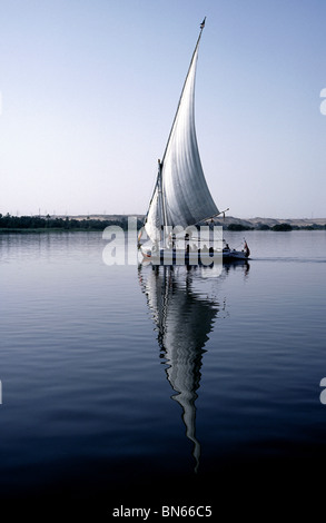 Felouque glissent sur le Nil au crépuscule entre Assouan et Kom Ombo en Haute Egypte. Banque D'Images