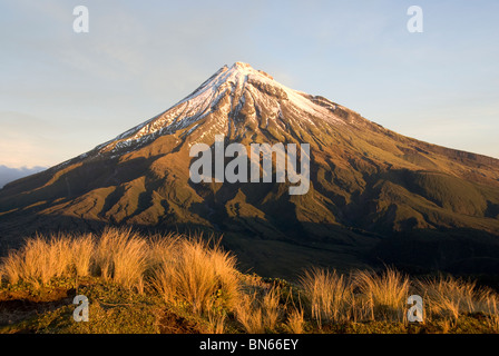 Le Mont Taranaki, (ou le Mont Egmont) Volcan, Parc National d'Egmont, Taranaki, île du Nord, Nouvelle-Zélande, de Pouakai Gamme. Banque D'Images
