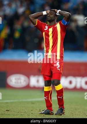 JOHN MENSAH PASSE À CÔTÉ DE LA S V URUGUAY GHANA AFRIQUE DU SUD JOHANNESBURG SOCCER CITY 02 Juillet 2010 Banque D'Images