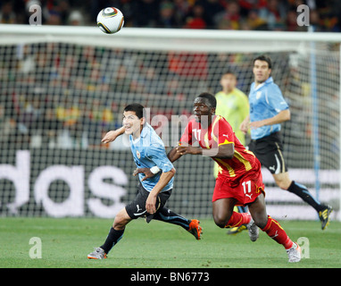 SULLEY MUNTARI ET MAXIMILIANO URUGUAY - GHANA AFRIQUE DU SUD JOHANNESBURG SOCCER CITY 02 Juillet 2010 Banque D'Images