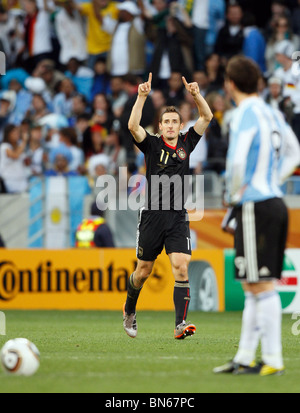 MIROSLAV KLOSE CÉLÈBRE 2E ARGENTINE / ALLEMAGNE STADE GREEN POINT CAPE TOWN AFRIQUE DU SUD 03 Juillet 2010 Banque D'Images