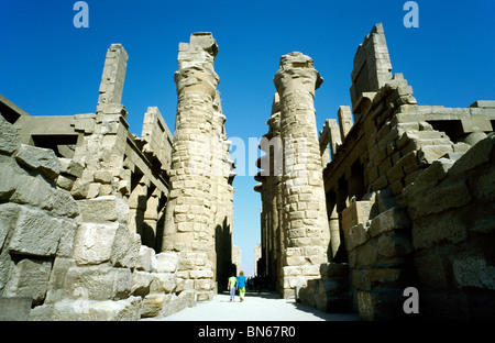 Salle hypostyle de l'enceinte d'Amon-Rê à l'intérieur du complexe du temple de Karnak à Louxor en Haute Egypte. Banque D'Images