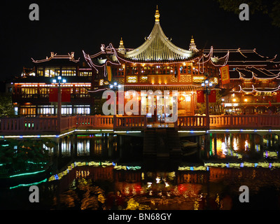 Maison de Thé Huxinting au Jardin Yuyuan dans la nuit, Shanghai, Chine Banque D'Images