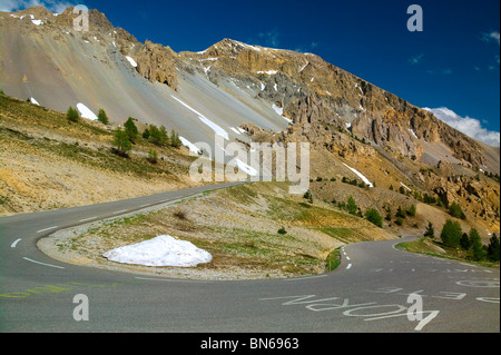 La ROUTE VERS LE COL D'Izoard, HAUTES ALPES, QUEYRAS, FRANCE Banque D'Images