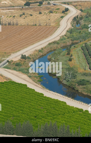 La Jordan River qui coule à travers les champs cultivés dans la région de Naharayim ou Baqoura adjacente à la frontière israélienne où se jette dans la rivière Yarmouk Jourdain Banque D'Images