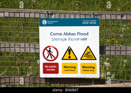 L'inondation du réservoir de stockage de Cerne Abbas avis sur fence Banque D'Images