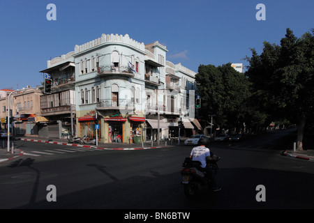 Extérieur d'un bâtiment rénové construit en 1930 dans le Style d'architecture éclectique dans la rue Allenby au centre-ville de tel Aviv Israël Banque D'Images