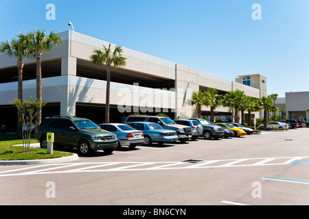 Tampa, FL - Avril 2009 - Les éléments préfabriqués en béton précontraint et parking garage parking à Saint-Pétersbourg, en Floride. Banque D'Images