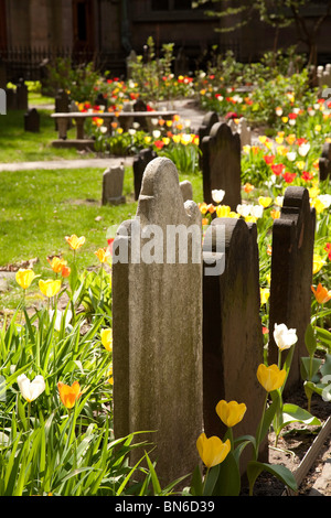 Pierres tombales dans l'église Trinity Cemetery, NYC Banque D'Images