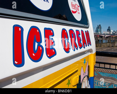 Ice Cream Van avec Gherkin Building en arrière-plan, London, UK Banque D'Images