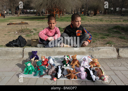 Les enfants pauvres sont la vente de poupées dans les rues de Kaboul Banque D'Images