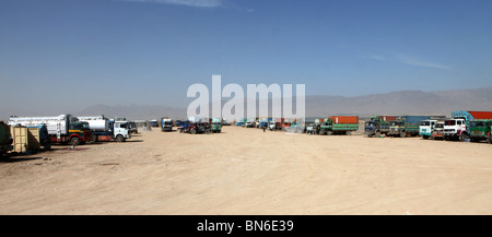 Les chariots avec les fournitures sont vérifiés pour les explosions à l'extérieur de la base de l'ISAF, Uruzgan, Afghanistan Banque D'Images