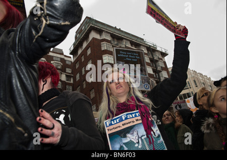 Femme avec 'boycotter' Harrods Harrods en dehors de l'affiche de vagues de l'étiquette en mars et un rassemblement national Anti-Fur Banque D'Images